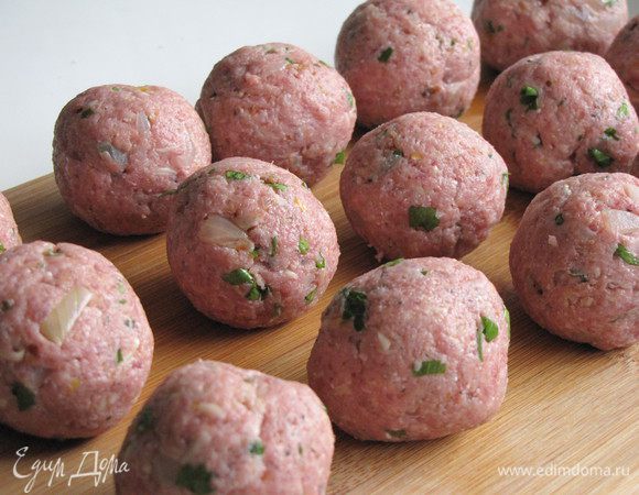 Достаньте фарш из холодильника и сформируйте тефтели.