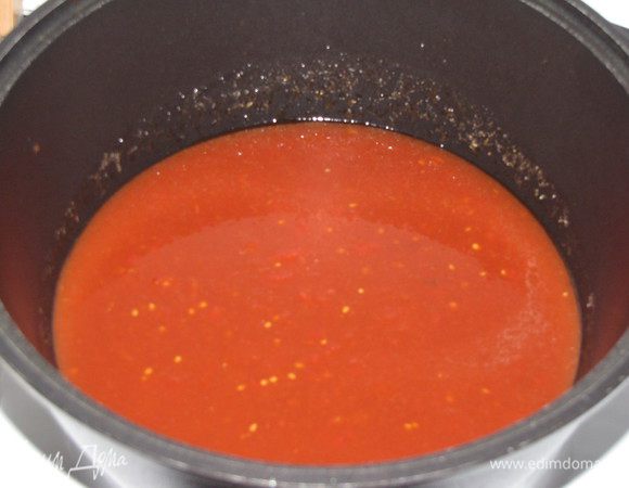 В сотейник положите пюре из помидор и прогрейте. Влейте бульон и бальзамический уксус, посолите. Прогревайте на слабом огне, не доводя до кипения, пока готовятся тефтели.