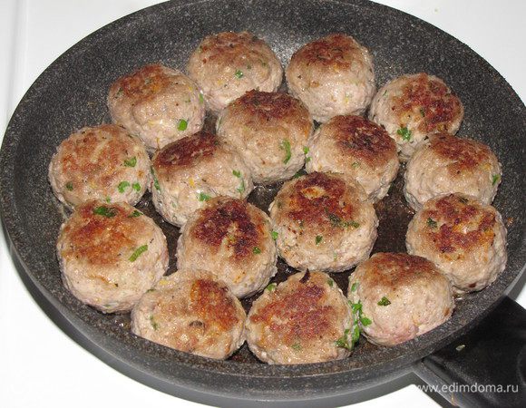 На сковороде разогрейте оставшееся масло. Порциями жарьте тефтели по 2-3 минуты с каждой стороны.