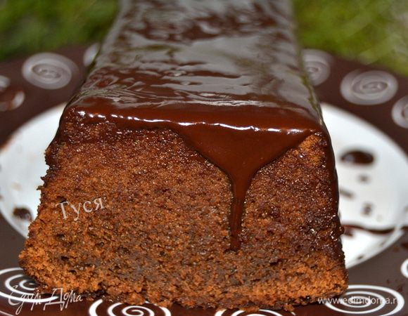 Готовый кекс перекладываем на блюдо и украшаем на свое усмотрение. У меня горький шоколад, растопленный с кусочком сливочного масла.