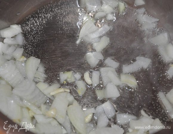 Масло разогреть в кастрюльке, положить лук и чеснок, пассеровать 3-4 минуты,