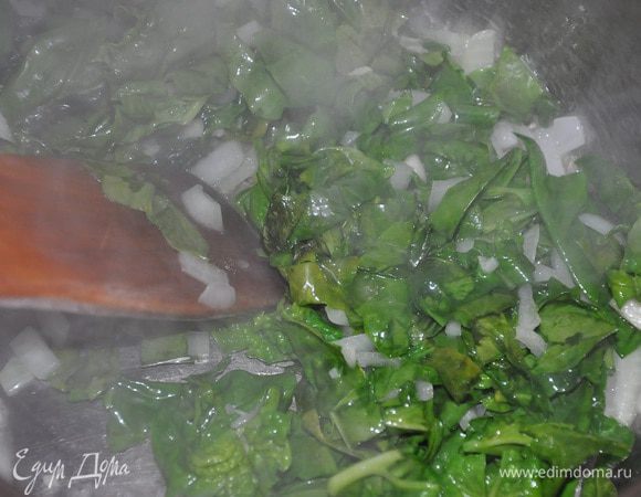 добавить шпинат (если замороженный, разморозить и хорошо отжать листья), тщательно размешать