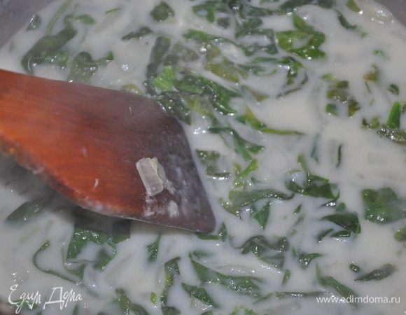 Посыпать мукой и жарить еще 1 минуту.
Влить бульон и молоко, перемешать, довести до кипения.