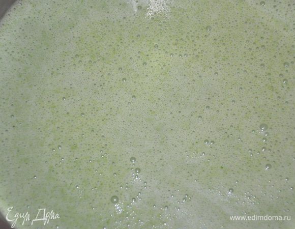 Варить на слабом огне 15 минут, пока он не начнет густеть,
снять с огня, чуть остудить. Перелить в блендер и взбить. Если он покажется вам слишком густым, влить немного молока.