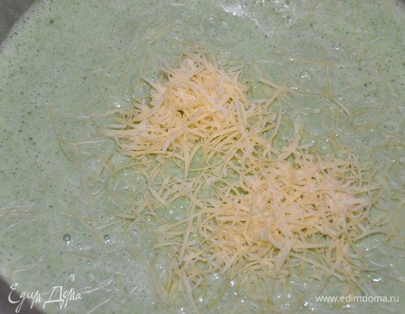 После перелить обратно в кастрюльку, засыпать тертого сыра и еще раз перемешать. Подавать, украсив сливками и кедровыми орешками.