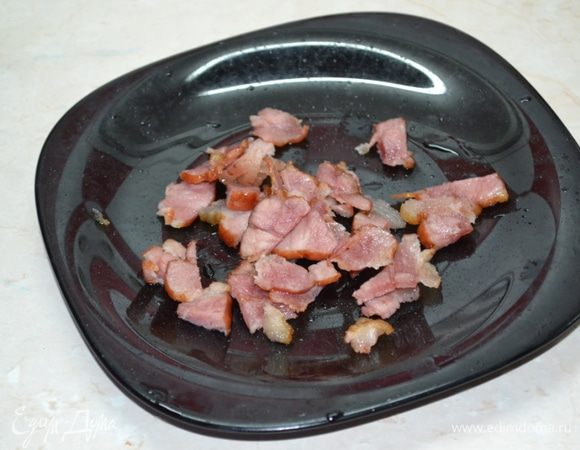 Грудинку режем на кусочки и запрекаем или обжариваем до хрустящего состояния. Перепелиные яйца отвриваем 1-2 минуты, очищаем. Спагетти отвариваем до готовности.