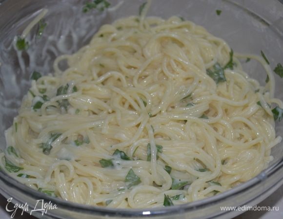 Смешиваем в миске горячие спагетти с соусом, выкладываем на тарелки, сверху посыпаем тертым сыром и выкладываем перепелиные яйца, сразу подаем.
