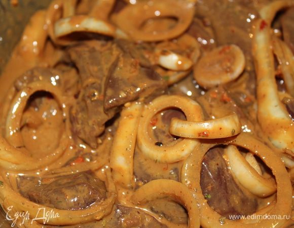 Моем, чистим от плёнки и прожилок печёнку. Нарезаем на средние брусочки. Заливаем кефиром и соевым соусом, приправляем приправками. Добавляем лук, нарезанный кольцами. Перемешиваем. Оставляем мариноваться минимум на 3 часа, я оставила на ночь. 