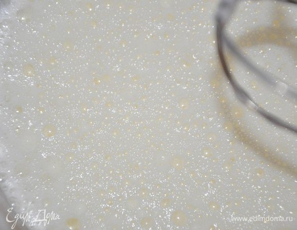 Отдельно взбить молоко со сметаной.