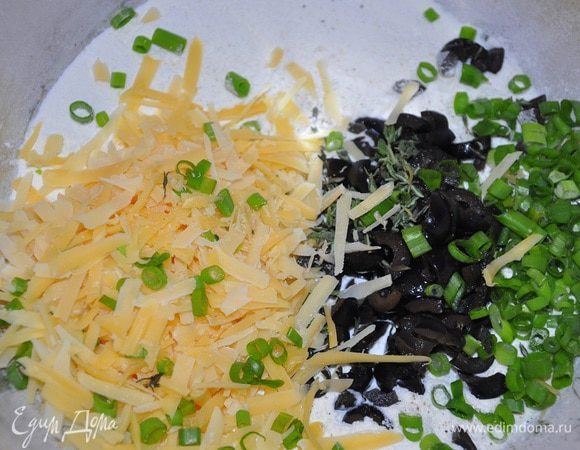 Смешать муку с  маслинами, зеленью, и сыром.