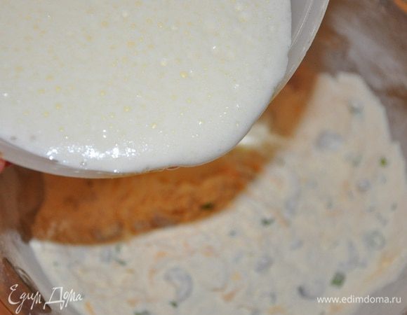 Соединить молоко и яйца подмешать их к мучной смеси, перемешать до получения густого не тугого теста. Не переусердствуйте при замешивании.