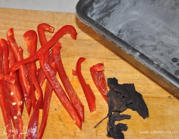 Форму буханку обсыпать мукой, перец нарезать полосками, листья базилика мелко порвать.