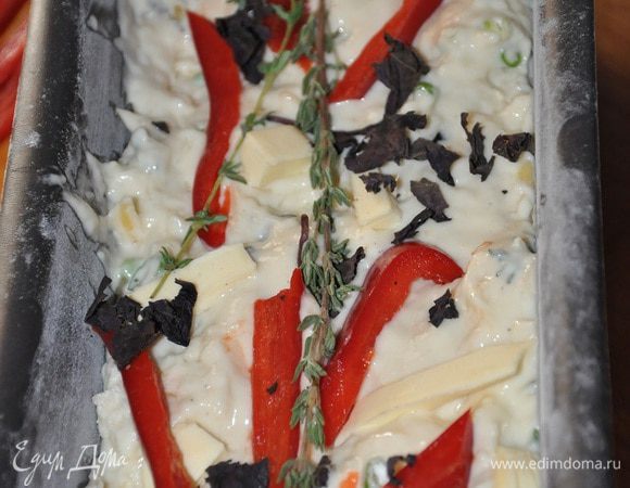 Переложите тесто в форму, украсьте перцем, базиликом и веточками тимьяна, смажьте яйцом смешанным с водой (сделайте болтушку из яйца)