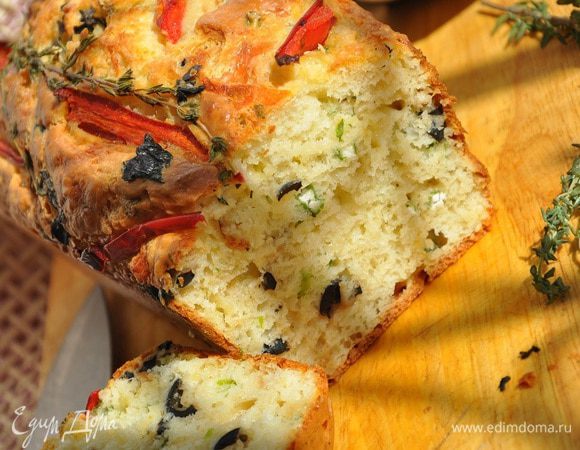 Оставьте остывать хлебушек в форме, после чего нарежьте ломтиками и подавайте.