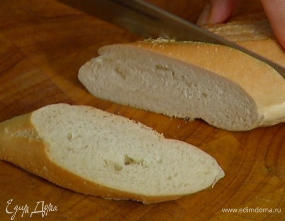 Багет нарезать на небольшие кусочки и подсушить в тостере.