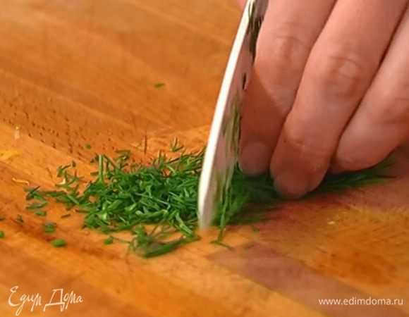 Укроп мелко порубить.