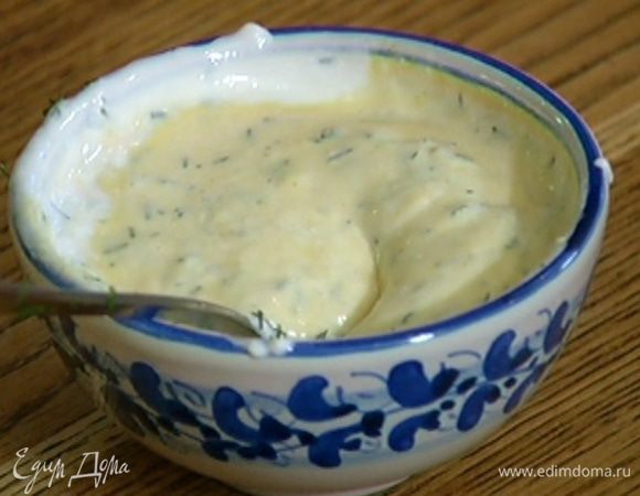 Приготовить заправку: соединить сметану, хрен, горчицу и укроп (немного укропа оставить) и все перемешать.