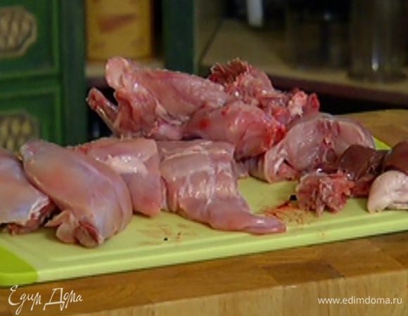 Тушку кролика вымыть, высушить и разделать на крупные куски, отделить почки, печень и сердце.