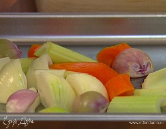 Сельдерей нарезать крупными кусочками.