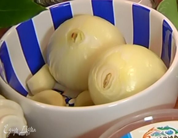 Луковицу почистить и надрезать в нескольких местах так, чтобы она оставалась целой.