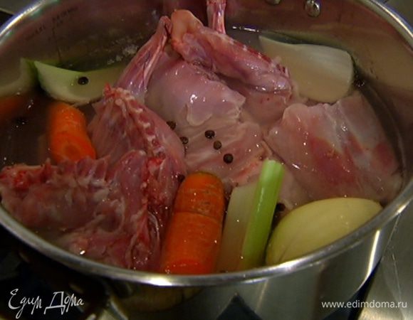 Мясо кролика (без потрохов) поместить в большую кастрюлю, залить холодной водой, добавить лук, сельдерей, морковь, душистый перец, гвоздику, можжевельник, лавровые листья, посолить и поместить на огонь. Варить в течение часа, чтобы мясо стало мягким и легко отделялось от костей. За 15–20 минут до готовности кролика влить в кастрюлю 50 мл портвейна.