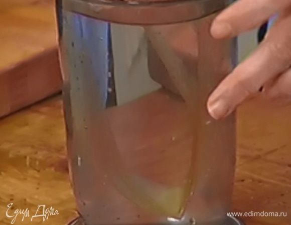 Желатин замочить в холодной воде и дать набухнуть.