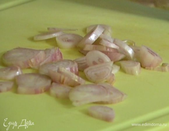 Луковицы шалота почистить и мелко порубить, чеснок почистить и нарезать пластинками.