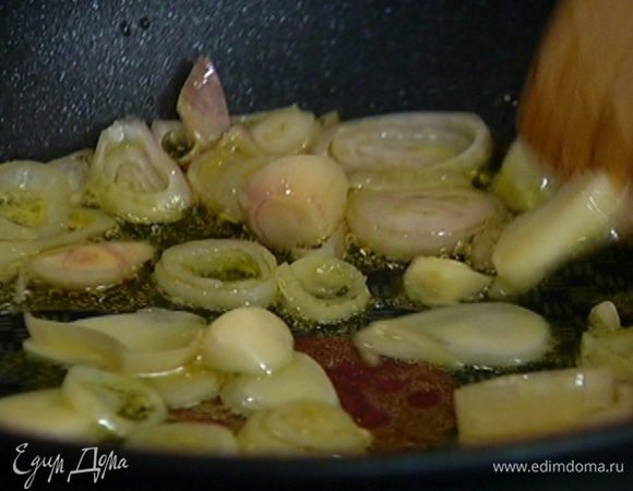 В небольшой сковороде разогреть оливковое масло и обжарить лук-шалот и чеснок до прозрачности.