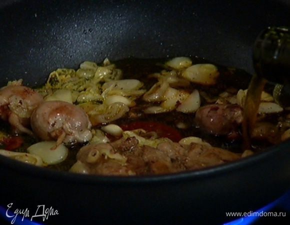 Добавить в сковороду потроха кролика и тушить до готовности, затем влить оставшийся портвейн и дать алкоголю выпариться.