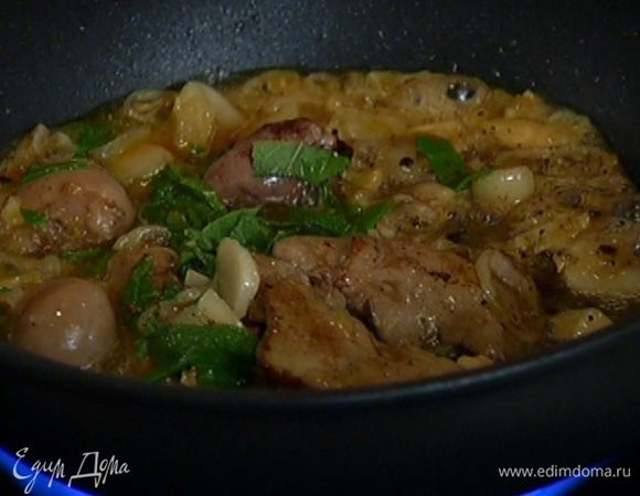 Листья шалфея мелко порубить, половину добавить в сковороду с потрохами, все посолить, поперчить, перемешать и снять с огня.