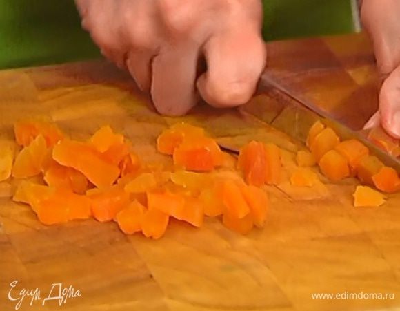 Курагу нарезать небольшими кусочками.