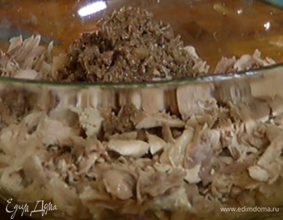 Мясо кролика вынуть из бульона, бульон процедить через сито, а мясо отделить от костей, нарезать небольшими кусочками и остудить.