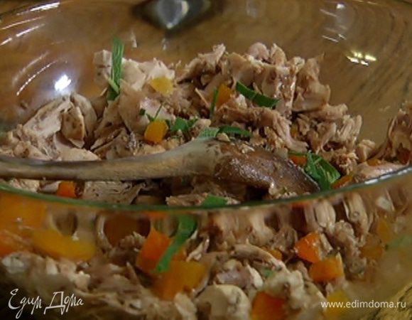 Остывшее мясо кролика соединить с измельченными потрохами, курагой и оставшимися листьями шалфея, все перемешать.