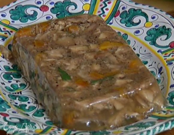 Застывший террин перевернуть на блюдо. Можно подавать с чесночными гренками.