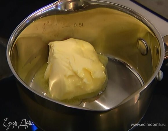 Растопить 150 г сливочного масла, затем остудить до комнатной температуры.