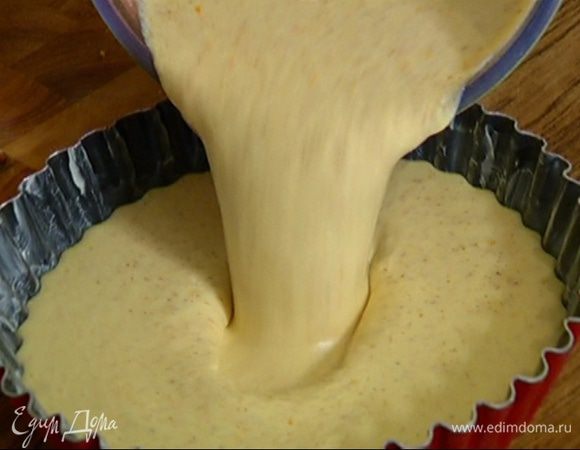 Большую форму для выпечки смазать оставшимся сливочным маслом, влить тесто (оно получается довольно жидким) и отправить в разогретую духовку на 30 минут, затем остудить.