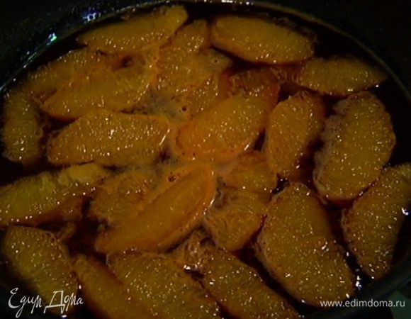 Приготовить сироп: с двух апельсинов срезать кожуру и, удалив перепонки, вырезать мякоть, сохранив выделившийся сок. В небольшую глубокую сковороду влить апельсиновую мякоть с соком, добавить сахар и поместить на огонь. Когда сахар растворится, влить кампари, дать сиропу слегка загустеть и снять с огня. Главное — не уварить до образования карамели!