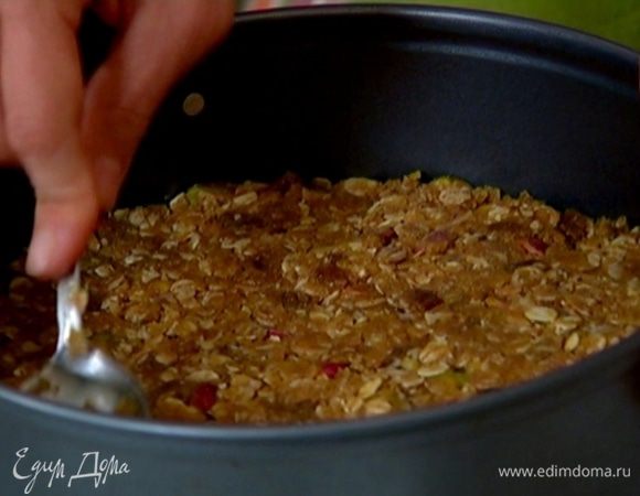 Дно разъемной формы выстелить бумагой для выпечки, выложить овсяную массу, равномерно распределить и утрамбовать.