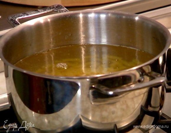 Макароны отваривать в подсоленной воде на 1 минуту меньше, чем указано на упаковке, затем воду слить.