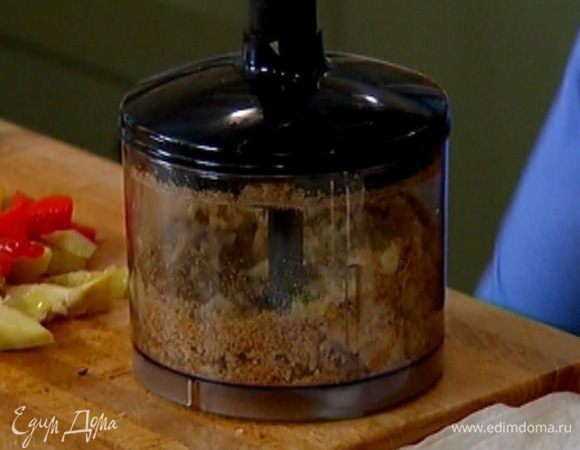 Хлеб подсушить в тостере, затем измельчить в блендере в крупную крошку.