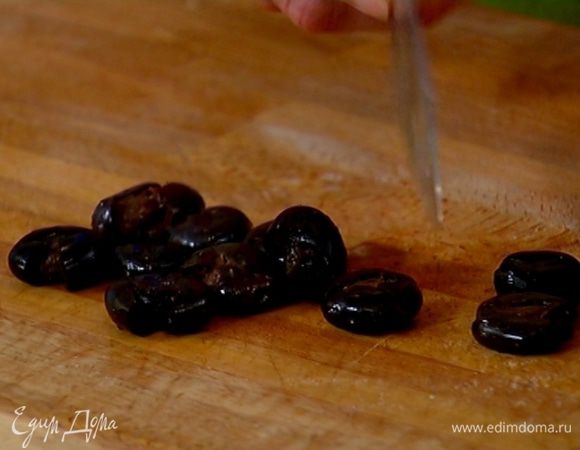 Оливки раздавить плоской стороной ножа и удалить косточки.