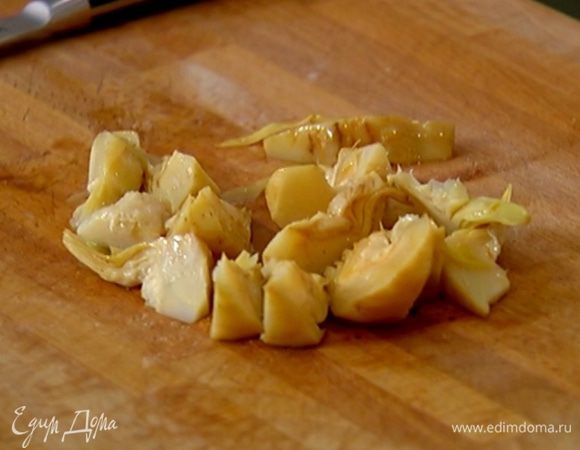 Артишоки разрезать пополам.