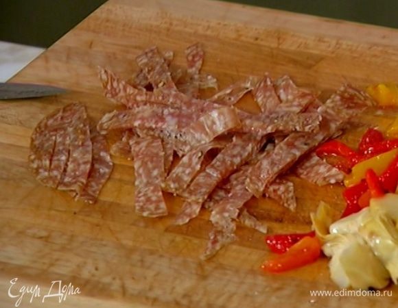 Салями нарезать полосками.