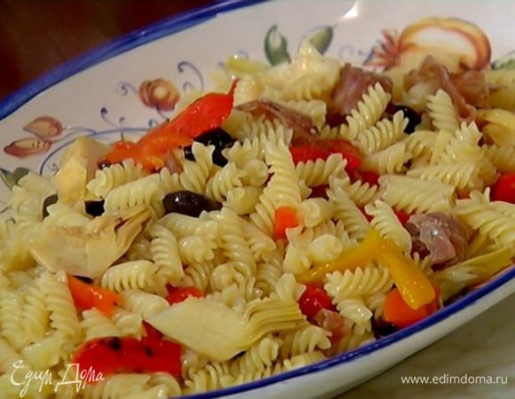 Добавить к макаронам оливки, сладкий перец, артишоки, салями и все перемешать.