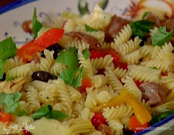 Выложить на тарелку макароны, посыпать измельченным базиликом, поперчить, сбрызнуть оливковым маслом и присыпать сухарями.