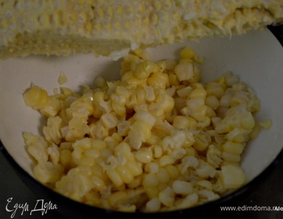 Очистить початок, нарезать ножом кукурузу в емкость.
