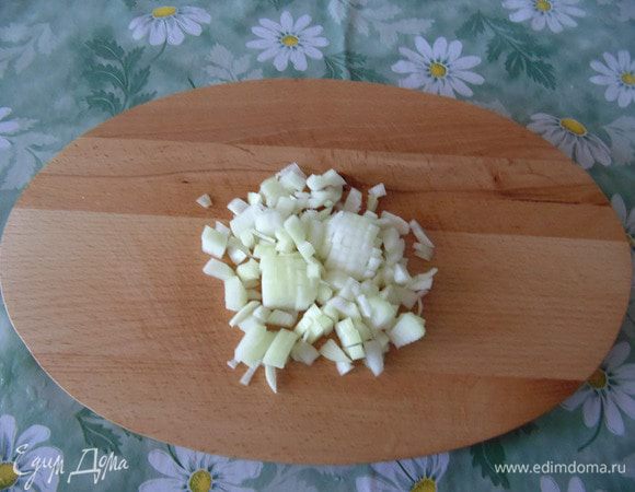 Мелко порезать лук.