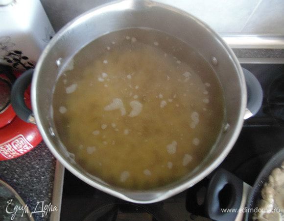 В кипящую, подсоленную воду забросить макароны.