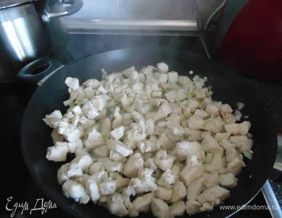 Пока макароны варятся, обжарить филе, помешивая, на сильном огне в течение 5 минут. Затем добавить лук и жарить еще 5 минут!