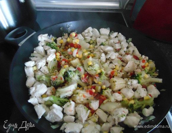 К мясу с луком добавить замороженную овощную  смесь. Жарить 5 минут, помешивая.
Если я готовлю пасту с мясом, то добавляю овощи, в которых есть капуста брокколи. Получается очень вкусно! Если готовлю без мяса, то добавляю смесь, в которой есть грибы, предпочтительнее- шампиньоны.